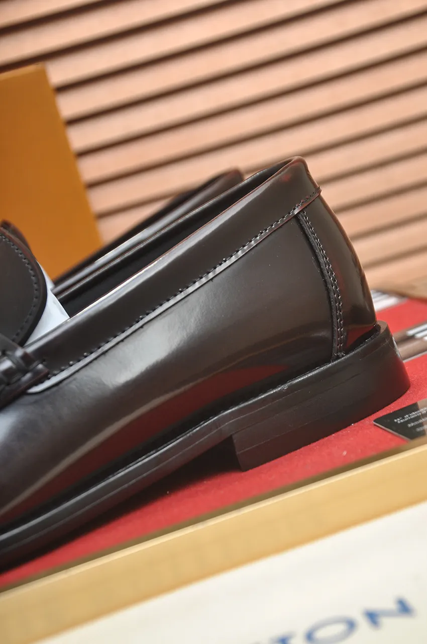 Men's men's shoes 💰560💶 [LV] (original single cowhide lining) 🍀LV's latest genuine leather business suit shoes are launched simultaneously on the official website. The first-layer cowhide imported from Italy is made of heavy gold, 💥1:1 rubber outsole from the official website. Versatile to wear, high-end without losing class, and the color combination is extraordinary. This four-season style is alluring when worn on your feet, showing off your big-name flair. Standard code 38-44 (45 customized)